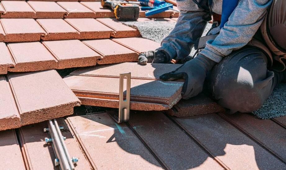Dlaczego warto zainwestować w szkolenia dotyczące montażu ceramicznych dachówek?
