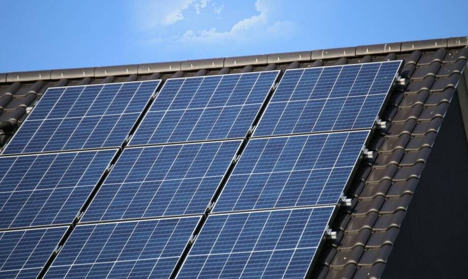 Jakie są finansowe korzyści z inwestycji w fotowoltaiczne dachówki?