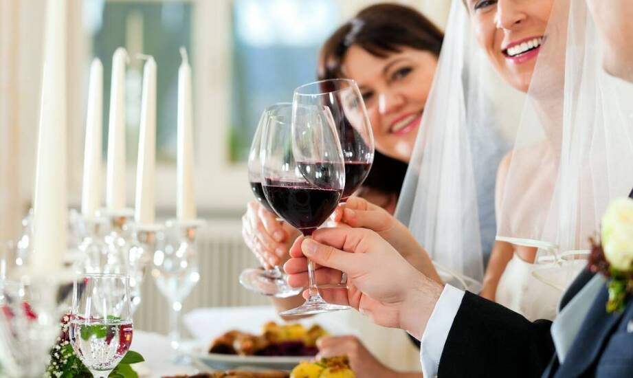 Wódka weselna – jak połączyć wysoką jakość z atrakcyjną ceną?