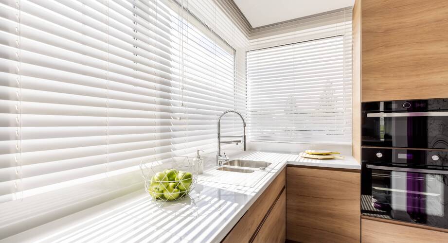 Wie wählt man die richtigen Alu-Jalousien für Küche und Bad aus?