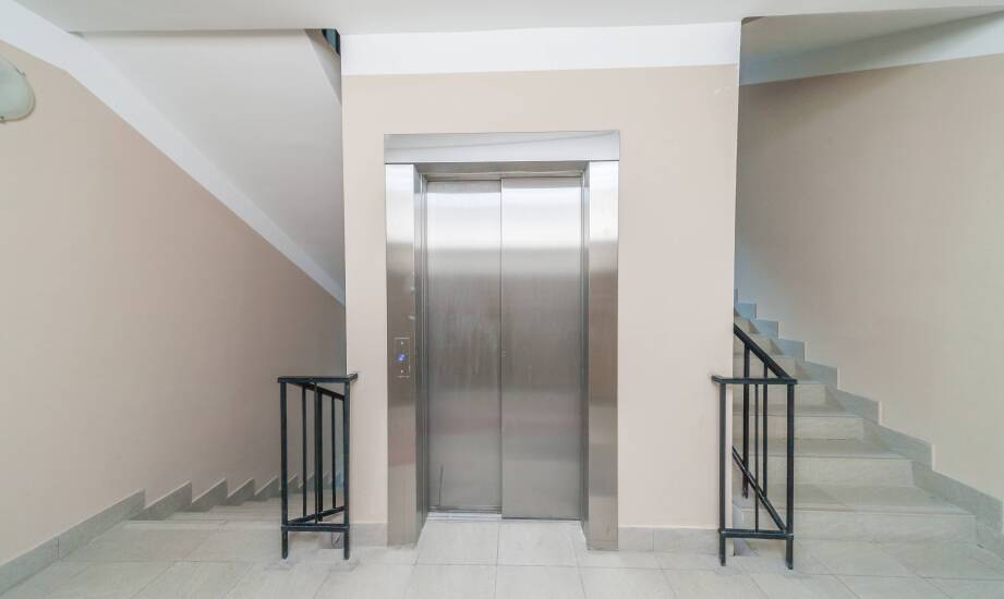 Jakie elementy wpływają na koszt montażu windy w budynku?