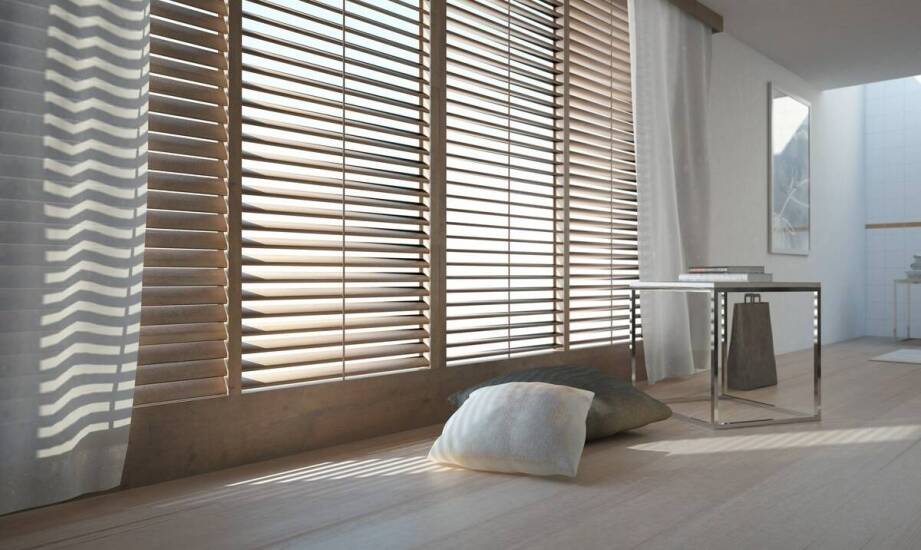 Wie können Jalousien innen modern das Licht im Raum beeinflussen?