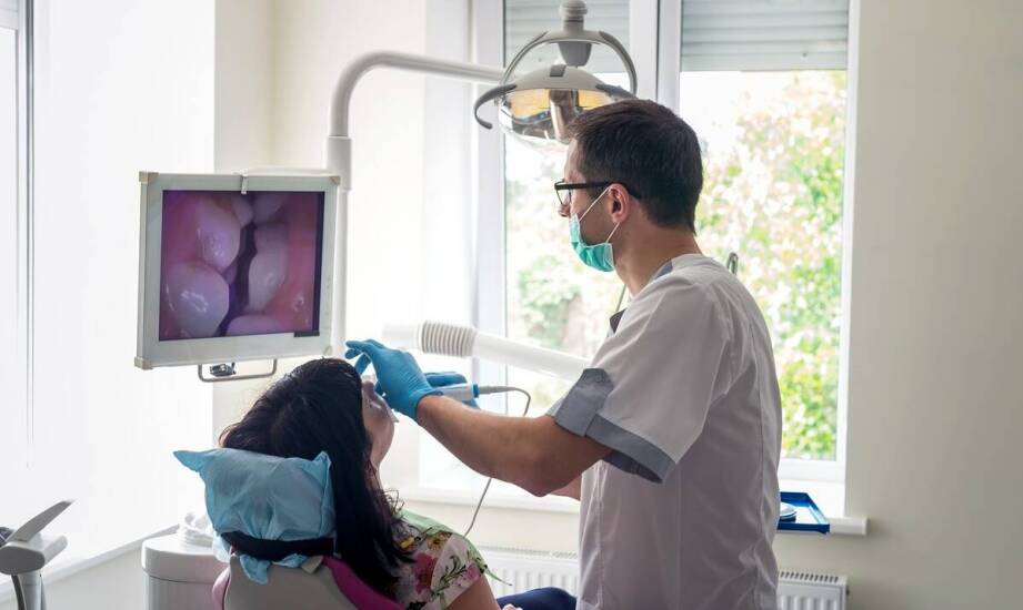 Kiedy niezbędna jest konsultacja z periodontologiem w ramach opieki denstystycznej?