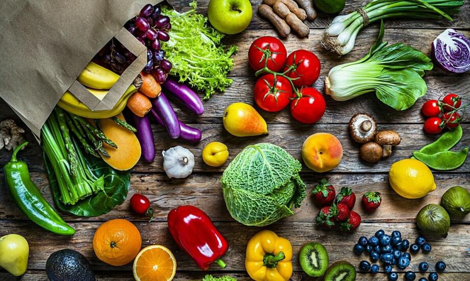 What are the benefits of working with a wholesaler offering Polish fruits and vegetables?