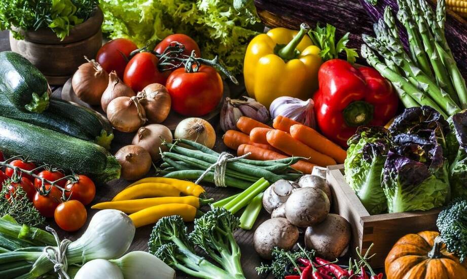 How do wholesale purchases of fruits and vegetables affect the quality of dishes in restaurants?