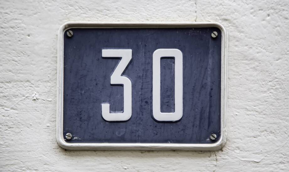 Nowoczesny design w produkcji metalowych domowych numerów: trendy i inspiracje