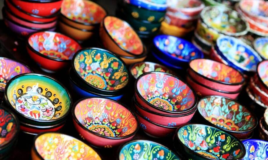 What are the benefits of ashtray customisation for restaurants and bars?