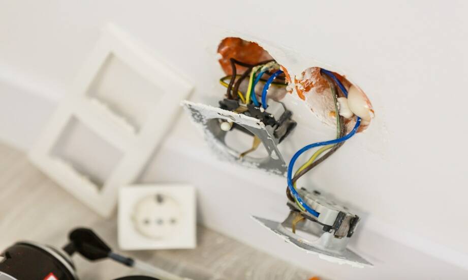 Gniazda i łączniki: jak dobrać osprzęt elektroinstalacyjny do wnętrza