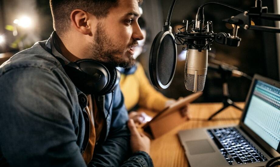 Nagrania lektorskie i mastering: jak osiągnąć profesjonalne brzmienie audio