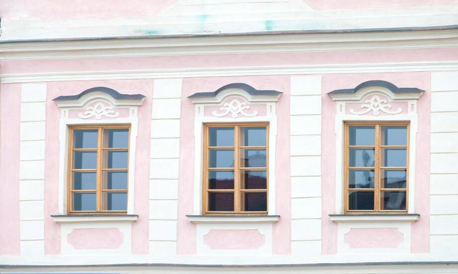 Sztukateria okienna: jak dodać stylu i charakteru elewacji domu