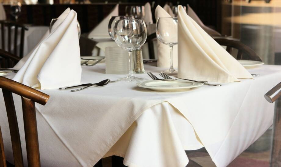 Obrusy restauracyjne: jak wybrać tkaninę i styl dla lokalu