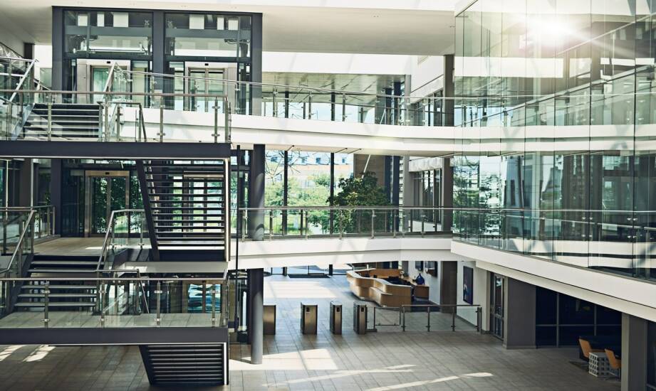 Projektowanie budynków biurowych: kluczowe zasady i trendy architektoniczne