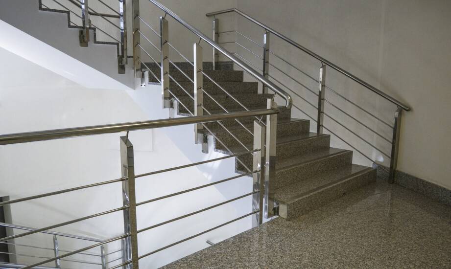 Balustrady i schody ze stali nierdzewnej — trwałość, bezpieczeństwo, styl