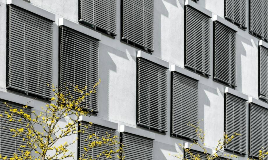 Żaluzje fasadowe — co warto wiedzieć przed wyborem i montażem