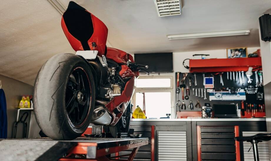 Garaż na motocykle: praktyczne rozwiązania przechowywania i bezpieczeństwa