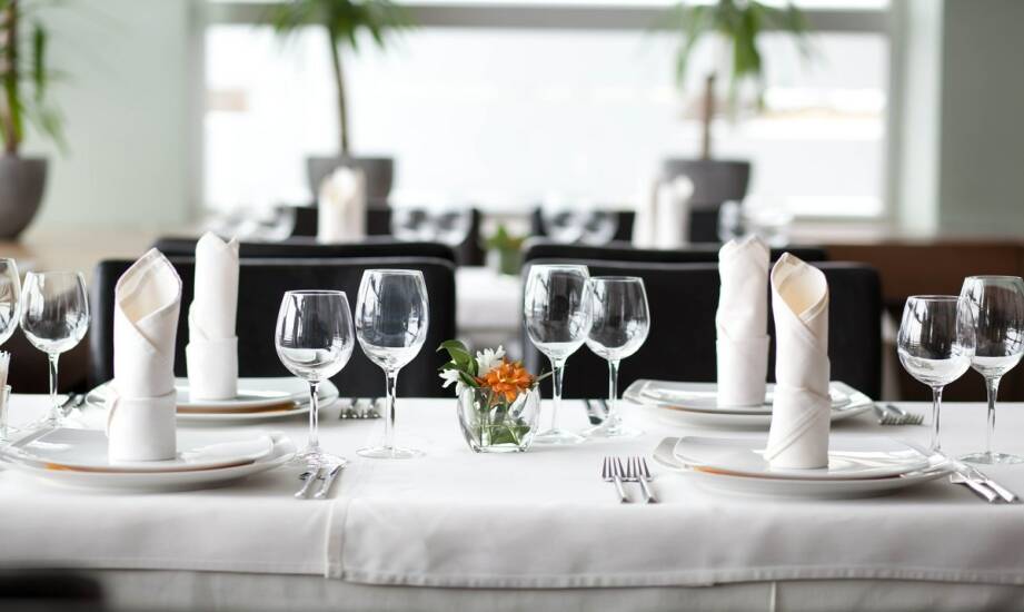 Meble gastronomiczne: praktyczne rozwiązania do restauracji i cateringu