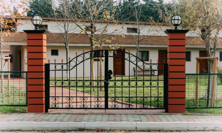 Bramy segmentowe — co warto wiedzieć przed wyborem i montażem