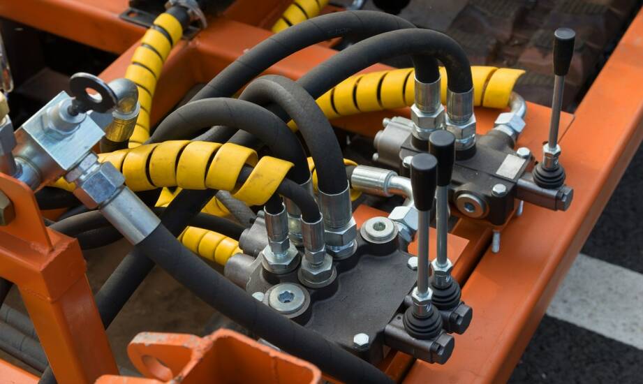 Zakuwanie przewodów hydraulicznych — co warto wiedzieć przed wyborem metoda