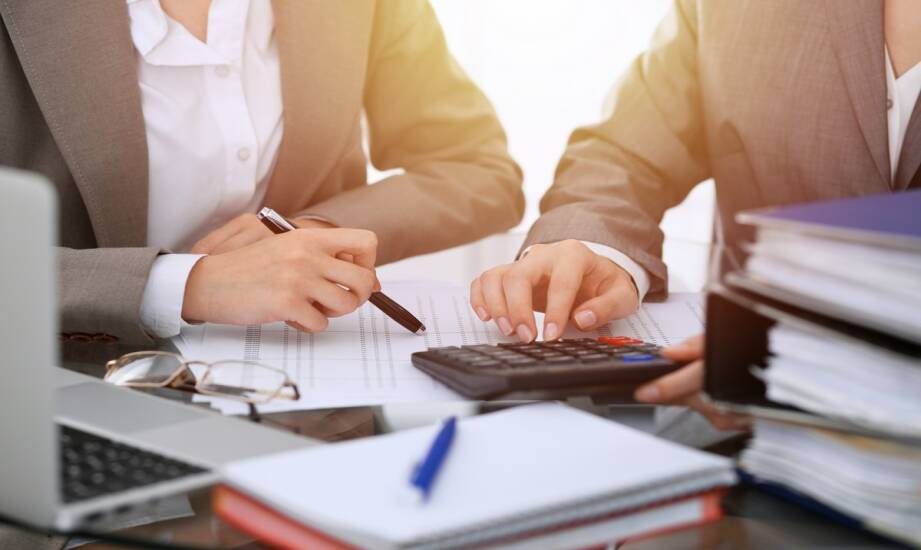 Księgowość dla firm: kluczowe zasady wyboru biura rachunkowego