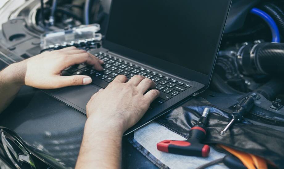 Naprawa laptopów — jak rozpoznać usterkę i przyspieszyć działanie sprzętu