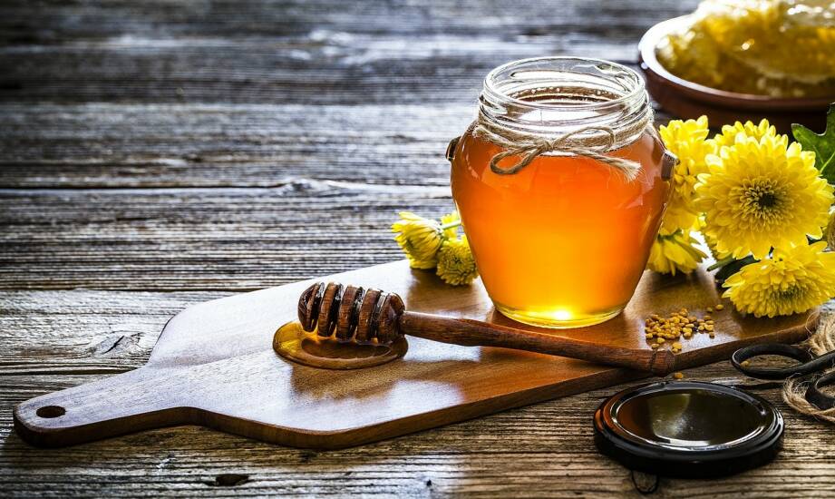 Miody naturalne: rodzaje, właściwości i zastosowania w kuchni