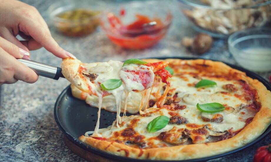 Pizza domowa: jak skomponować smak, który przyciąga gości