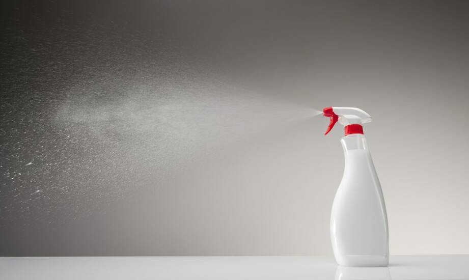 Skuteczne zastosowania sprayu pleśniobójczego — co warto wiedzieć przed zakupem