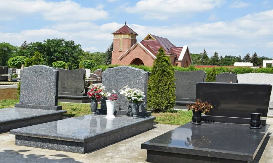 Usługi pogrzebowe: co warto wiedzieć przy wyborze zakładu pogrzebowego