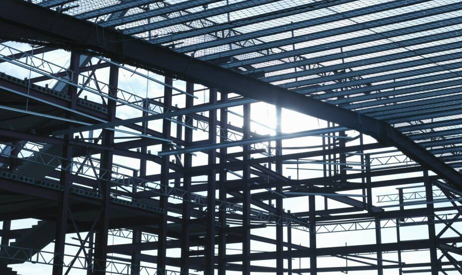 Konstrukcje stalowe: co warto wiedzieć przed wyborem producenta