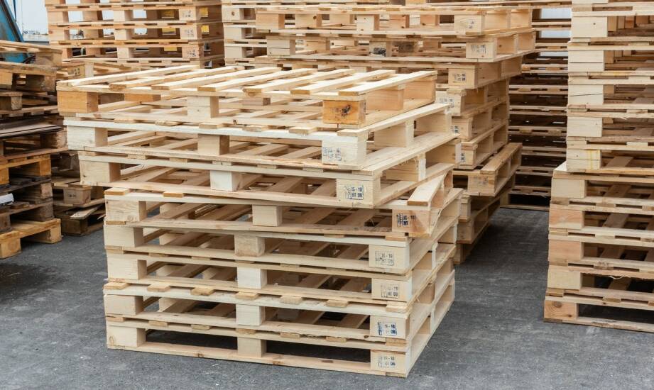 Palety drewniane na wymiar — praktyczne zastosowania i wybór materiału