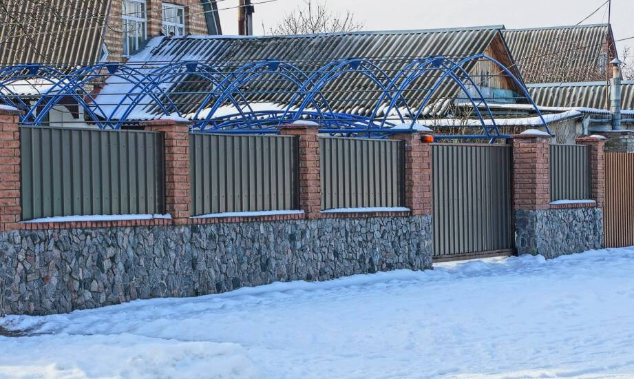 Bramy i kurtyny przeciwpożarowe: kluczowe rozwiązania dla projektów budowlanych