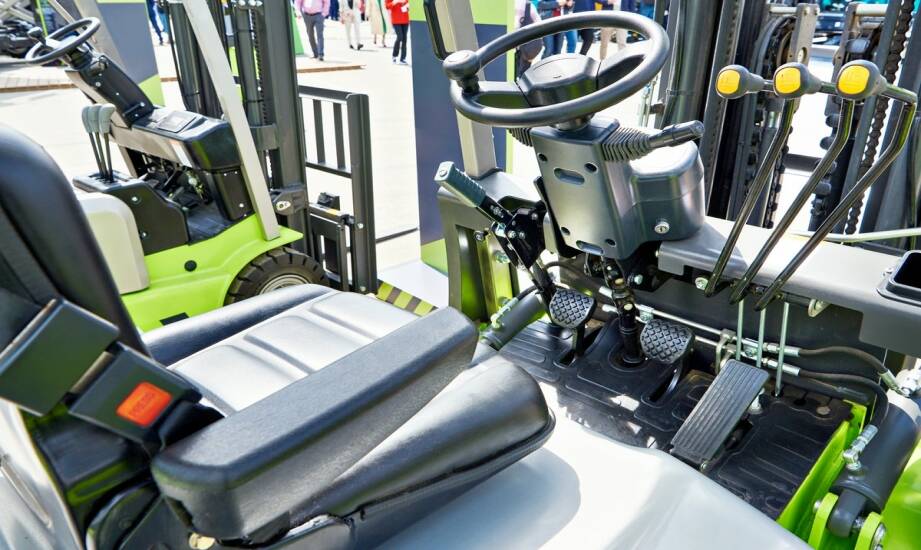 Wózki widłowe diesel: kluczowe informacje o częściach i eksploatacji