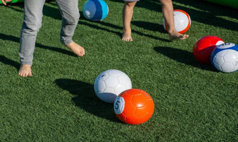 Bubble football: zasady, pomysły i korzyści rozrywki w grupie