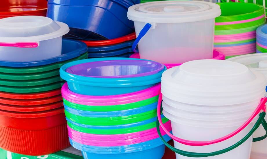 Pojemniki plastikowe — jak wybrać trwałe i praktyczne rozwiązania