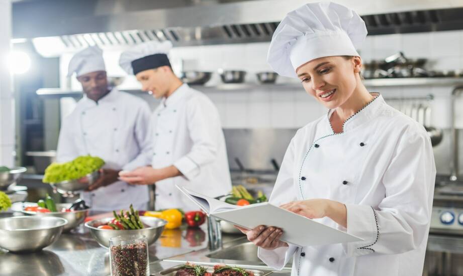 Kursy gastronomiczne: jak zacząć karierę w branży kulinarnej