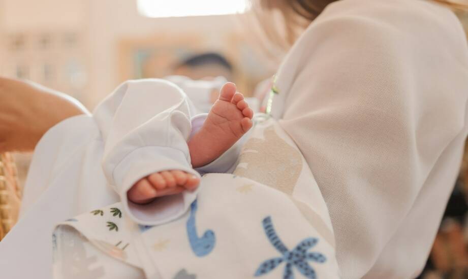 Kokon dla noworodka — jak wybrać bezpieczne i wygodne otulenie