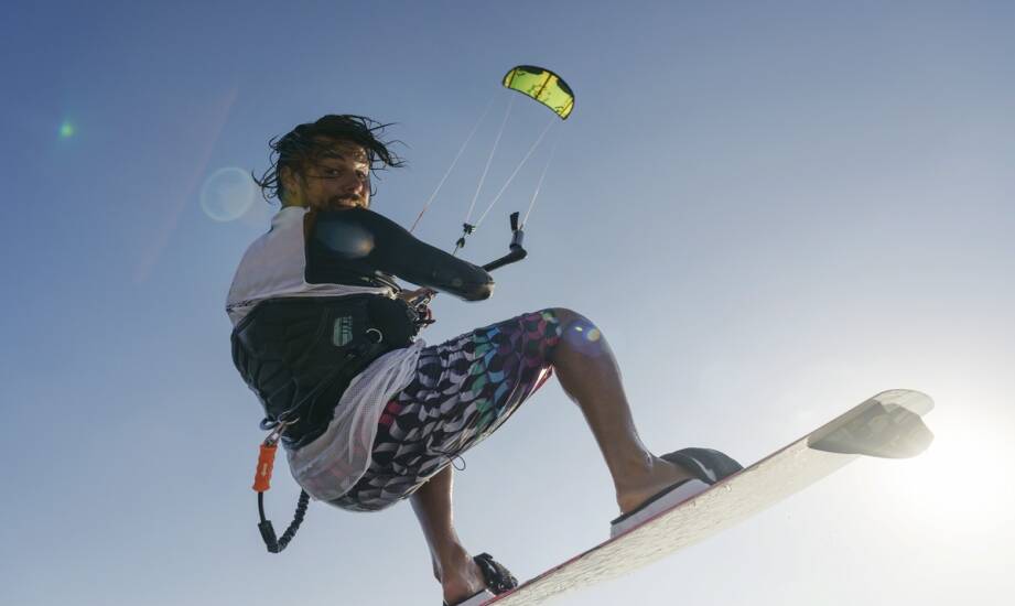 Kitesurfing od podstaw: co warto wiedzieć przed pierwszym kursem