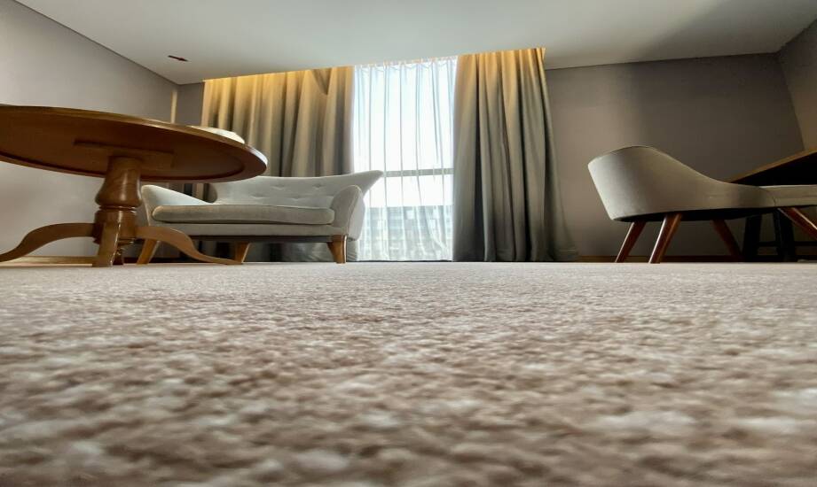 Wykładziny hotelowe: trendy, trwałość i wybór materiału krok po kroku