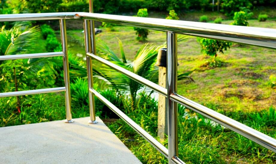 Balustrady ze stali nierdzewnej — stylowe rozwiązania do wnętrz i na zewnątrz