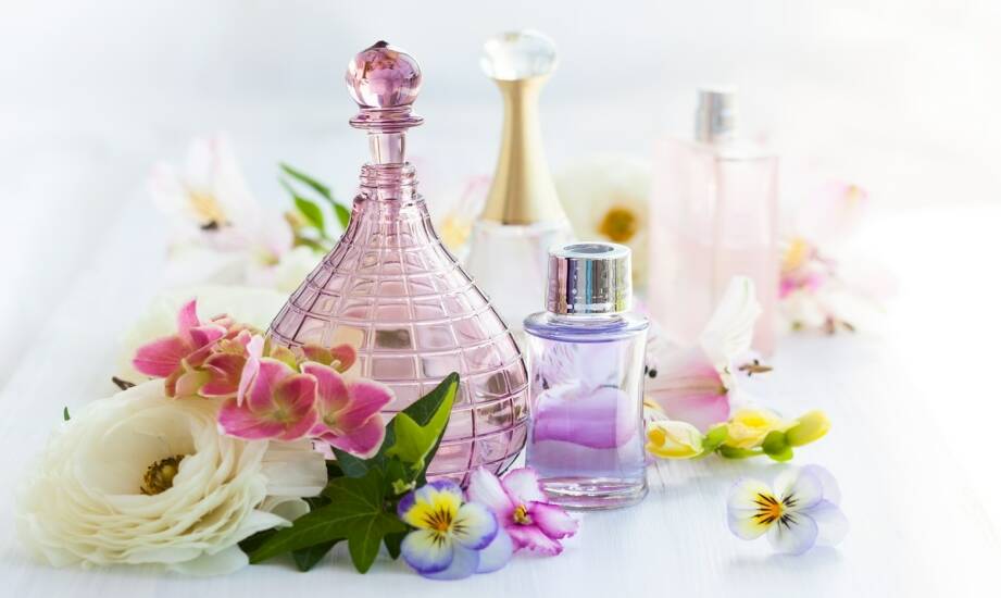 Płyny do płukania perfumowane — jak wybrać zapach, który utrzyma świeżość prania