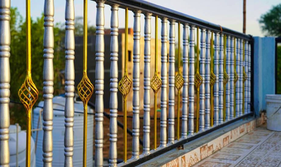 Gotowe balustrady zewnętrzne — wybór, materiał i montaż krok po kroku