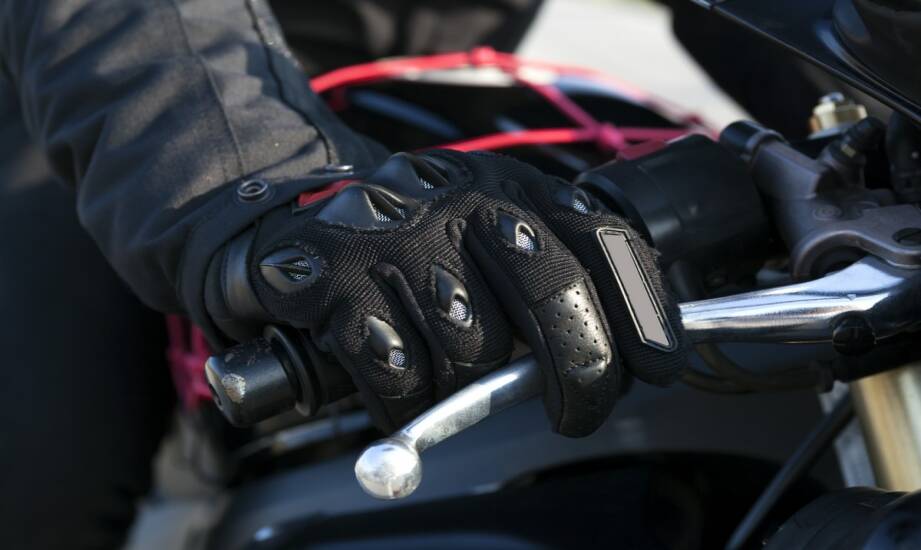 Rękawice motocyklowe: jak wybrać bezpieczne i wygodne modele