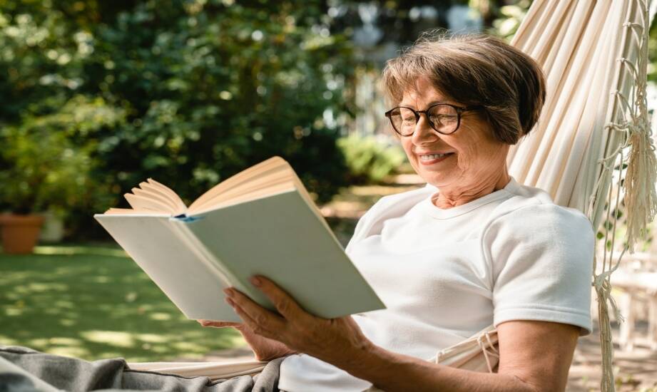 Biblioterapia dla seniorów: korzyści książek dla zdrowia i nastroju