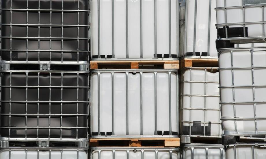 Pojemniki pod zgrzew: jak wybrać solidne rozwiązanie dla linii produkcyjnej