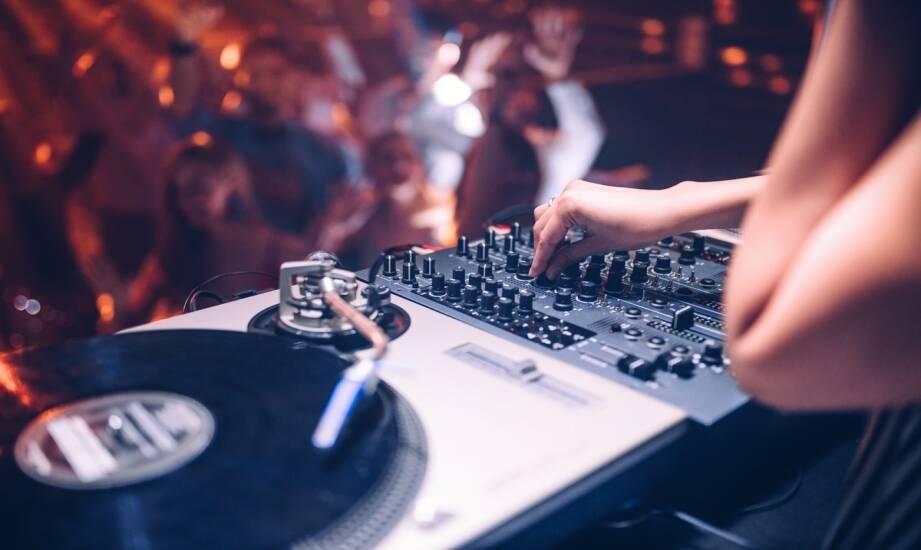 DJ na wesele: jak wybrać oprawę muzyczną gwarantującą udaną zabawę