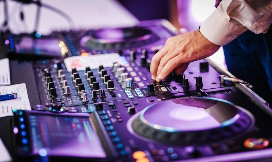 Dj weselny: jak wybrać idealne brzmienie i prowadzenie zabawy