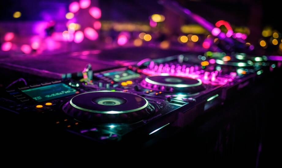 DJ na wesele — jak wybrać oprawę muzyczną gwarantującą zabawę przez całą noc