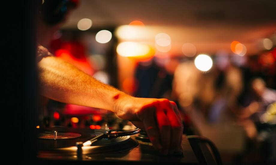 Dj na wesele: jak wybrać oprawę muzyczną, która rozkręci zabawę