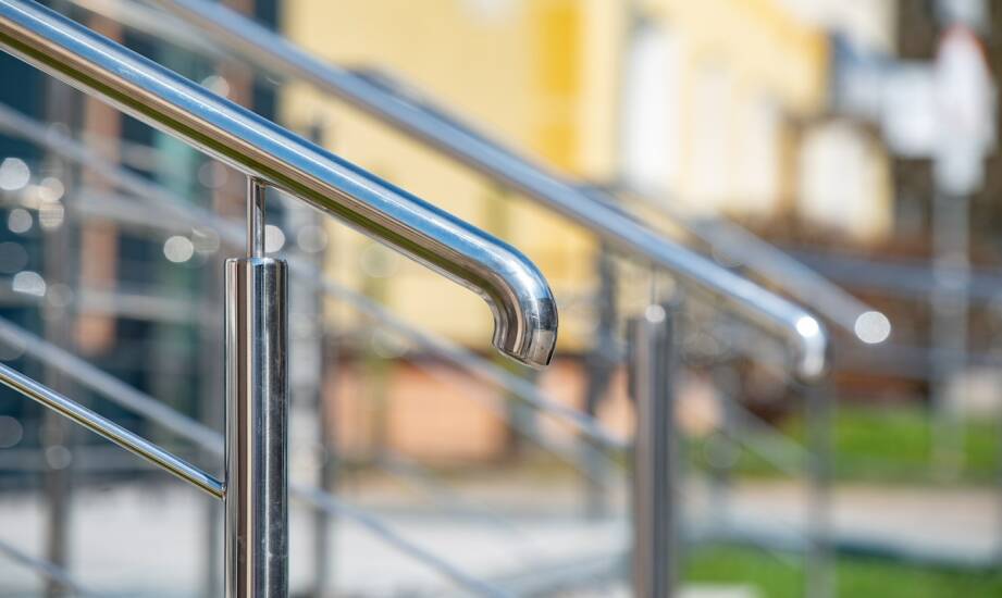 Balustrady nierdzewne — styl, trwałość i zastosowania w budownictwie
