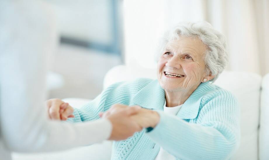 Opieka senioralna: kluczowe kryteria wyboru domu opieki dla bliskich